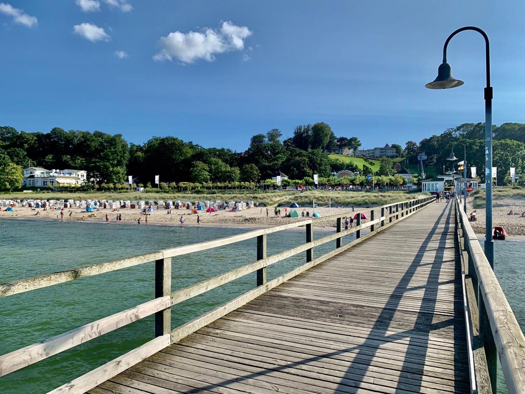 Ferienwohnung mit Meerblick und Schwimmbad Goehren  Exterior foto