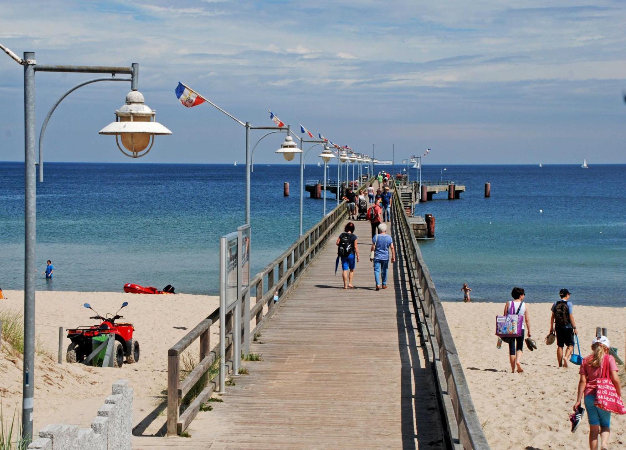 Ferienwohnung mit Meerblick und Schwimmbad Goehren  Exterior foto